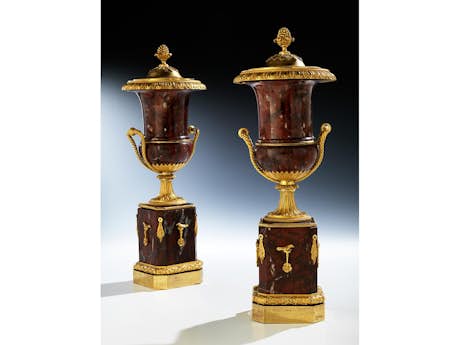 Paar Kaminziervasen in braunem Marmor und vergoldeter Bronze